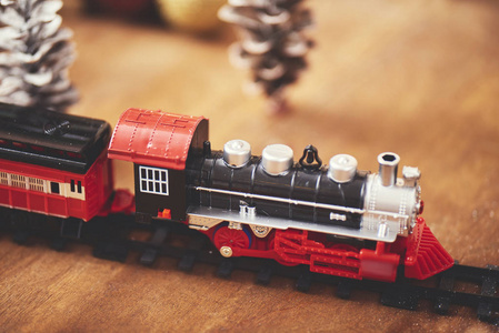 带装饰装饰和照明的圣诞玩具火车