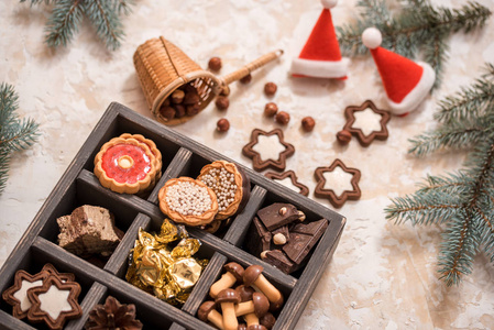 圣诞节或新年自制的甜礼物在白色盒。传统的奥地利圣诞曲奇饼Linzer 饼干充满红莓果酱。节日装饰