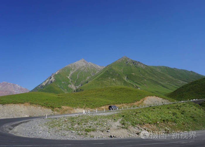 格鲁吉亚军用公路有两座山峰的风路