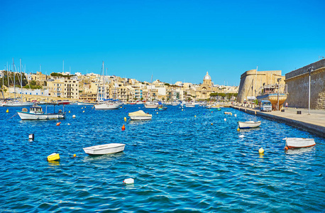 Kalkara 与中世纪建筑沿海岸, Birgu 的城墙, 小船, 游艇和圣约瑟夫的教会在背景上, 马耳他