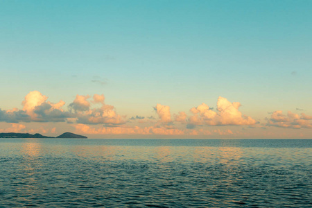 夕阳下的海景风景如画的景色