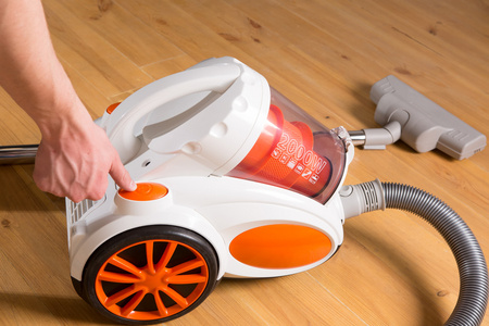 要打开的盖子要打开真空吸尘器的手的特写镜头.人是 unrecogn照片