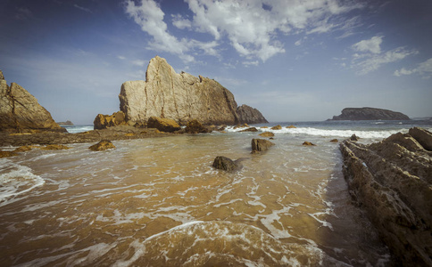 夏天有岩石的海滩。西班牙桑坦德海滩 Arna