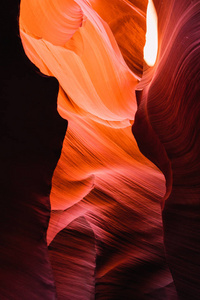 亚利桑那州著名羚羊峡谷橙色岩石波的美丽景色