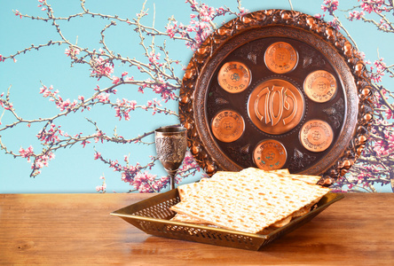 逾越节的背景。酒和 matzoh 犹太逾越节面包 木制的桌子上