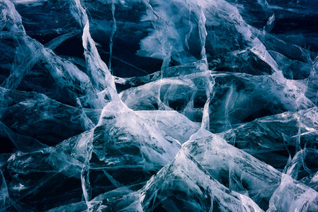 贝加尔湖冰面的蓝色裂纹表面照片