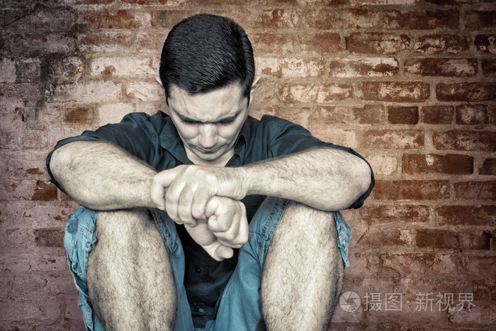 垃圾摇滚形象的苦闷和孤寂的年轻男子