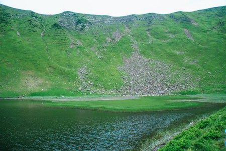 乌克兰夏季绿色的山脉。天空越过群山。乘吉普车旅行时的大气景观。越野远征。山湖。Swidovets 山脉, Dogyaska 湖