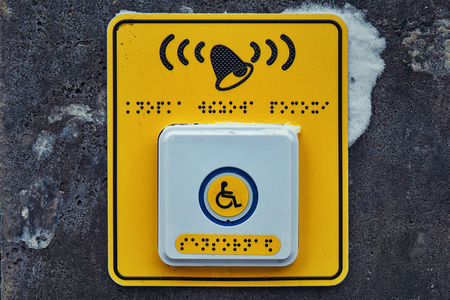 访问莫斯科在一个黄色的背景为残疾人在高楼梯前的盲文的按钮照片