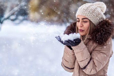 美丽的年轻女子吹魔术雪结婚圣诞桅杆