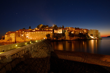 在晚上 Sveti Stefan 度假村岛黑山