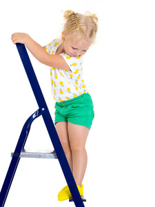 一个小女孩爬上梯子