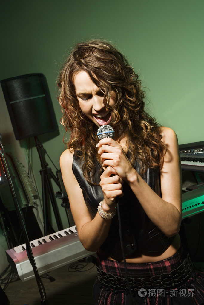 女性唱歌到麦克风