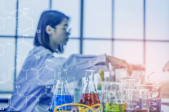女性科学家保健工作在化学实验室, 用五颜六色的化学瓶和管子放在桌子