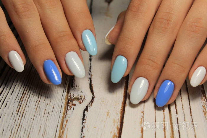 精致美丽的女性手指