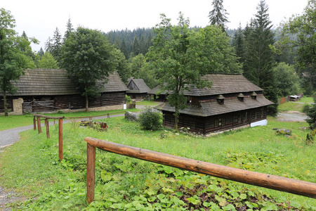 斯洛伐克祖先村露天博物馆的旧街上的传统斯洛伐克木结构房屋