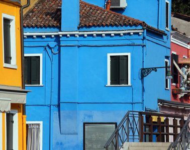 威尼斯附近布拉诺岛一栋房子的蓝色外墙照片