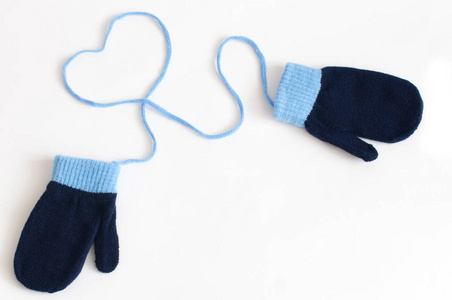 蓝色针织手套查出在白色背景。冬季标志