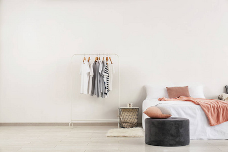 时尚的家具与大床附近轻的墙壁图片