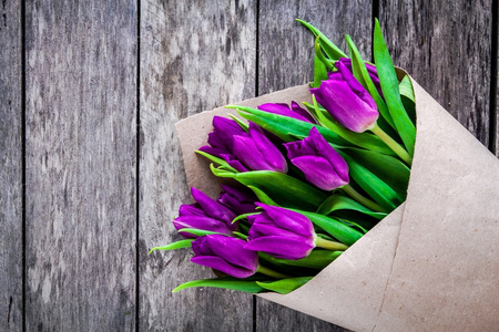 束紫色郁金香上乡村背景特写照片