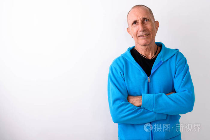 工作室拍摄的愉快的光头老人微笑着双臂交叉对白色背景