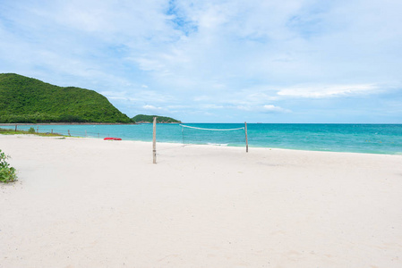 在海滩上的排球网与白色沙滩与蓝色海在 Koh Samaesarn。曼谷, 春武里, 泰国