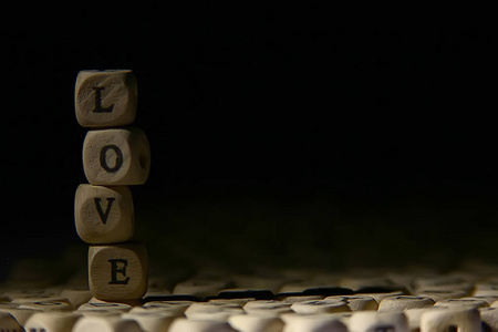 木立方体用字母, 爱题字。来自小字母, 浪漫和爱的概念的信息