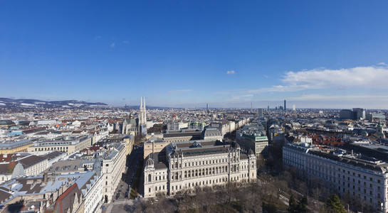 城市景观的维也纳市中心 Votiv Cathedral 和多瑙河城市背景