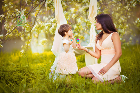 幸福的女人和孩子在盛开春 garden.child 基西