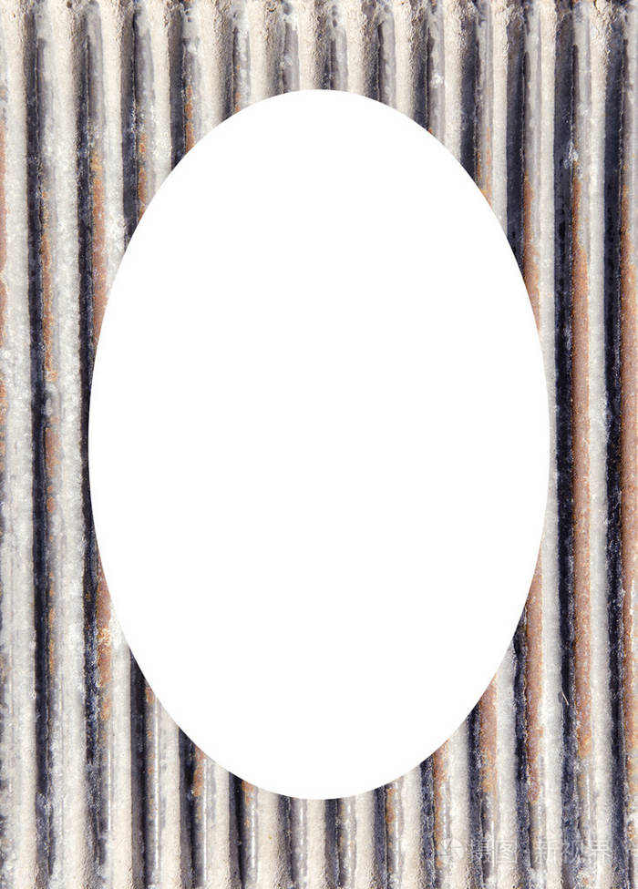 生锈的金属墙和白色椭圆形的中心