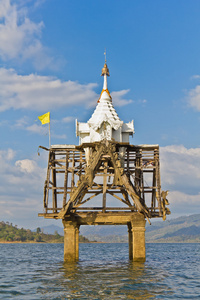 泰国教堂的钟楼废墟的一部分暴露在河里