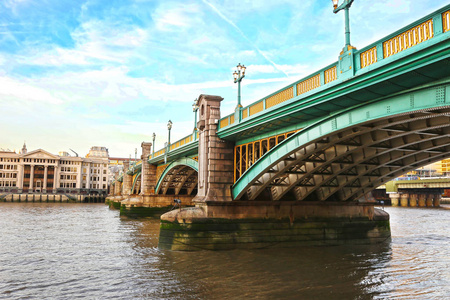 伦敦城市景观桥在泰晤士河之上英国