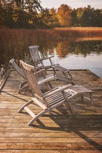 湖畔木制太阳椅