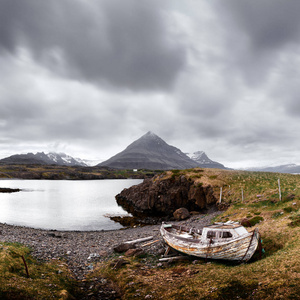 典型的冰岛风景与船