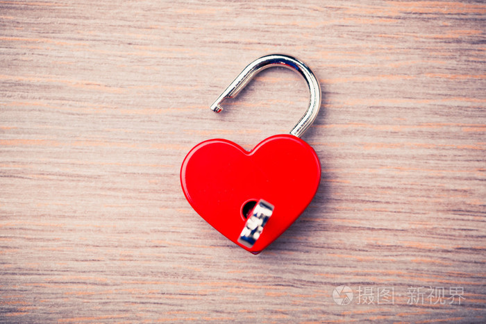 心形打开木背景上的锁