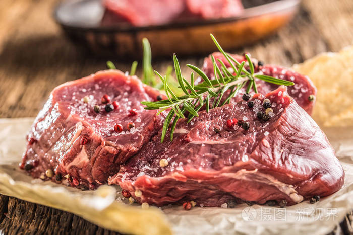 牛肉tenterloin牛排椒盐和迷迭香的特写片