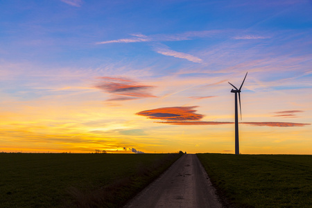 日出风车风涡轮冬季能源剪影天然蓝色小时橙色的阳光