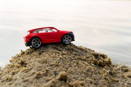 在放大镜下的红色汽车图片