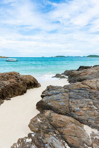 岩石海岸和白色沙滩与蓝色海在 Koh Samaesarn。曼谷, 春武里, 泰国