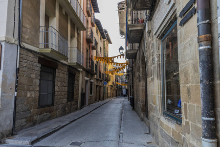 典型的街道在中世纪城市 Olite。纳瓦拉西班牙