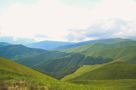 乌克兰夏季绿色的山脉。天空越过群山。乘吉普车旅行时的大气景观。越野远征
