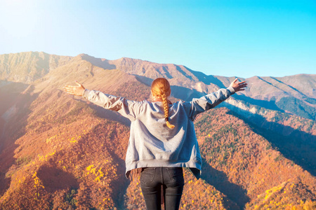 美丽的女孩与举起的武器上斯瓦涅季亚的山, 放松, 而旅行