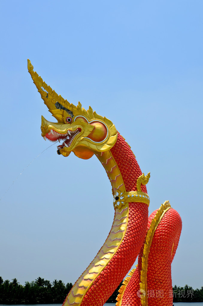 在寺庙泰国红蛇雕像