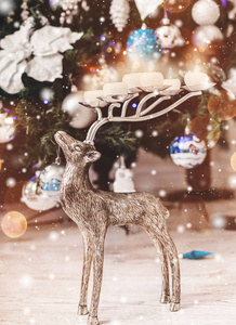 圣诞节鹿和圣诞树背景与装饰, 雪, 模糊, 火花, 发光。新年快乐与圣诞主题