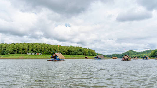 竹筏掩体是在蓝天下的水中漂浮的餐厅, 作为泰国黎府淮省的旅游景点, 169 宽屏