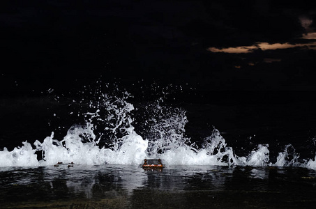 在海上的夜晚夜晚在黑海上飞溅的波浪照片