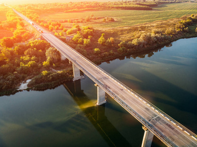 沃罗涅日上的唐河大桥鸟瞰图以公路公路和汽车运输为视角的秋季景观