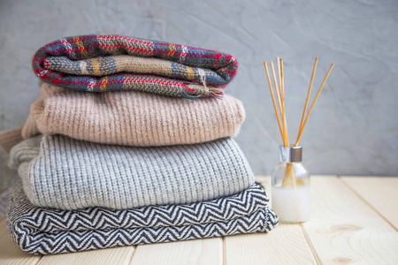 冬季和秋季舒适的毛衣栈, 羊毛毛衣和毯子仍然生活与空气清新剂