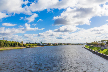 Tver, 俄罗斯的城市, 风景如画的伏尔加景观。阳光明媚的夏天或秋天的日子