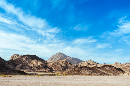 岩石的荒野的西奈山.moses 山.在埃及的峡谷.埃及的西奈沙漠山照片